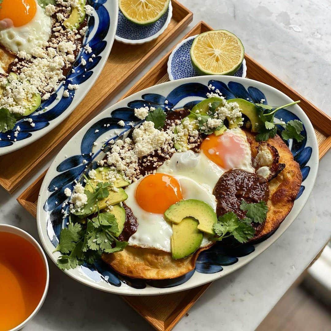 Symmetry Breakfastさんのインスタグラム写真 - (Symmetry BreakfastInstagram)「Mole Chilaquiles 🇲🇽 repurposed leftovers from that huge Oaxacan lunch we had last weekend and the mole negro from  @bricialopez’s book Oaxaca, it’s a gift from the gods. Slightly happy to see the end of those leftovers because we’ve been eating them for days 🤪   A final flourish before we switch to dumplings for the start of the Spring Festival holiday tomorrow. Fried tortillas, topped with black mole, eggs, queso fresco, avocado, coriander and lime. Valentina hot sauce out of shot 👀 #symmetrybreakfast」2月10日 13時14分 - symmetrybreakfast