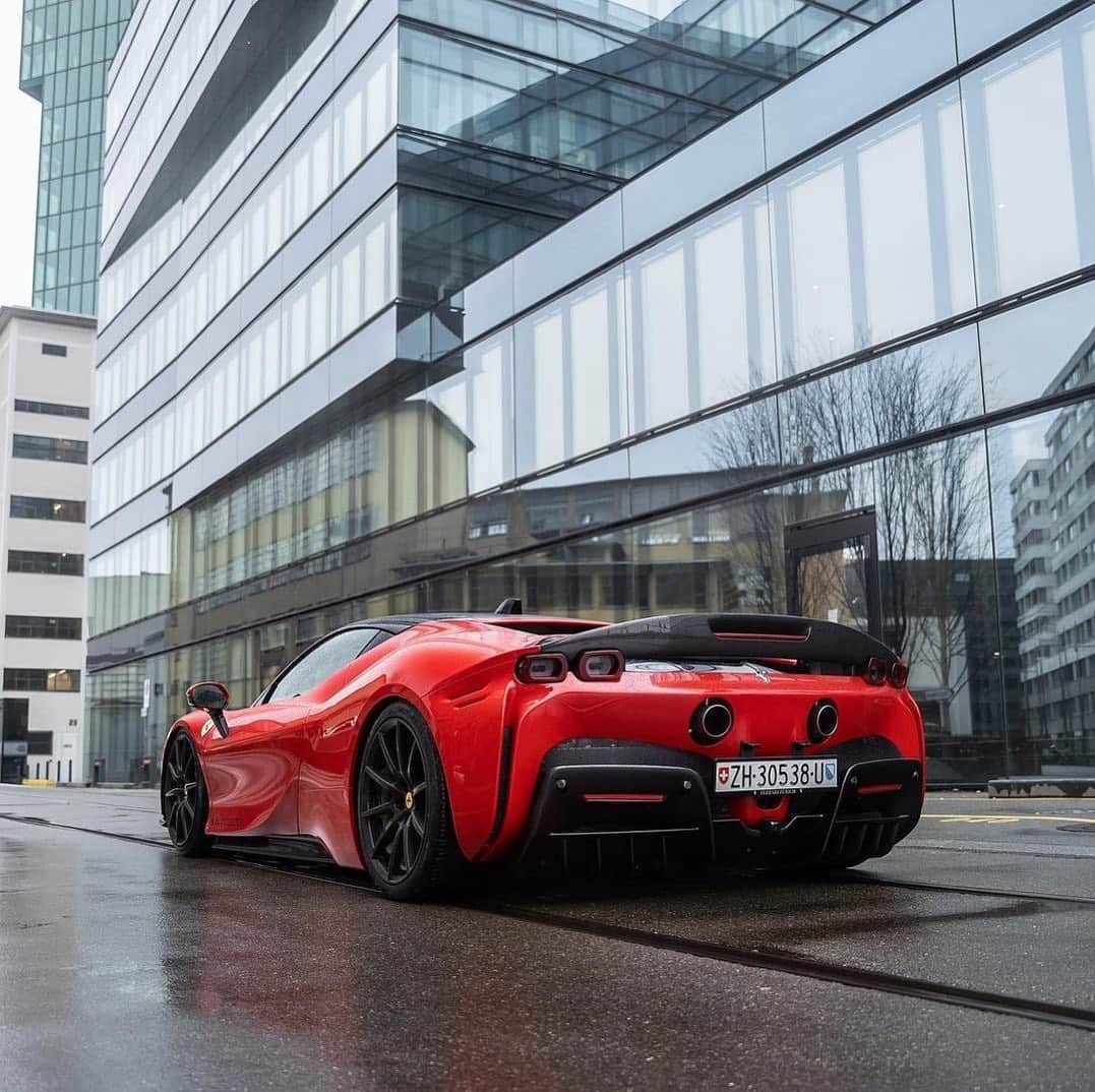 CARLiFESTYLEさんのインスタグラム写真 - (CARLiFESTYLEInstagram)「1000hp Ferrari SF90 in red 🥵 Photo by @srs_swissrichstreets #carlifestyle #sf90 #ferrari」2月10日 13時12分 - carlifestyle