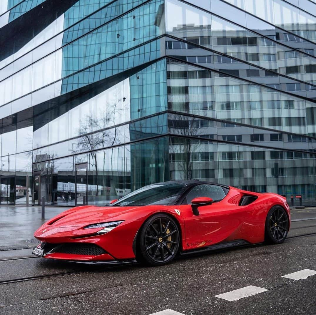 CARLiFESTYLEさんのインスタグラム写真 - (CARLiFESTYLEInstagram)「1000hp Ferrari SF90 in red 🥵 Photo by @srs_swissrichstreets #carlifestyle #sf90 #ferrari」2月10日 13時12分 - carlifestyle