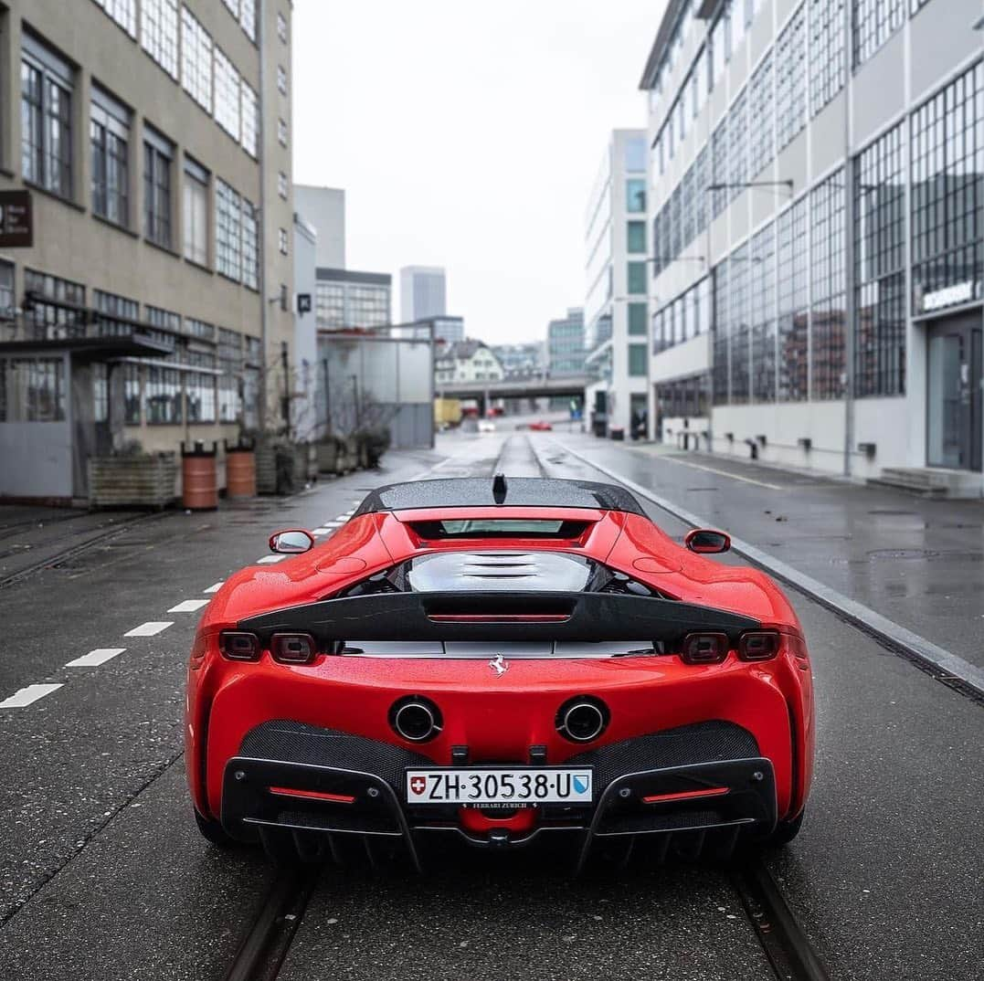 CARLiFESTYLEさんのインスタグラム写真 - (CARLiFESTYLEInstagram)「1000hp Ferrari SF90 in red 🥵 Photo by @srs_swissrichstreets #carlifestyle #sf90 #ferrari」2月10日 13時12分 - carlifestyle