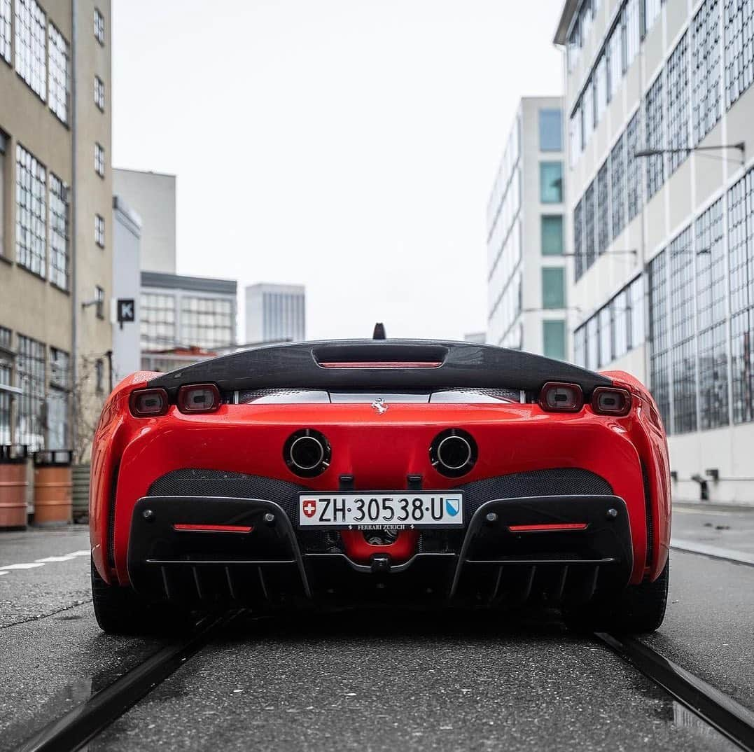 CARLiFESTYLEさんのインスタグラム写真 - (CARLiFESTYLEInstagram)「1000hp Ferrari SF90 in red 🥵 Photo by @srs_swissrichstreets #carlifestyle #sf90 #ferrari」2月10日 13時12分 - carlifestyle