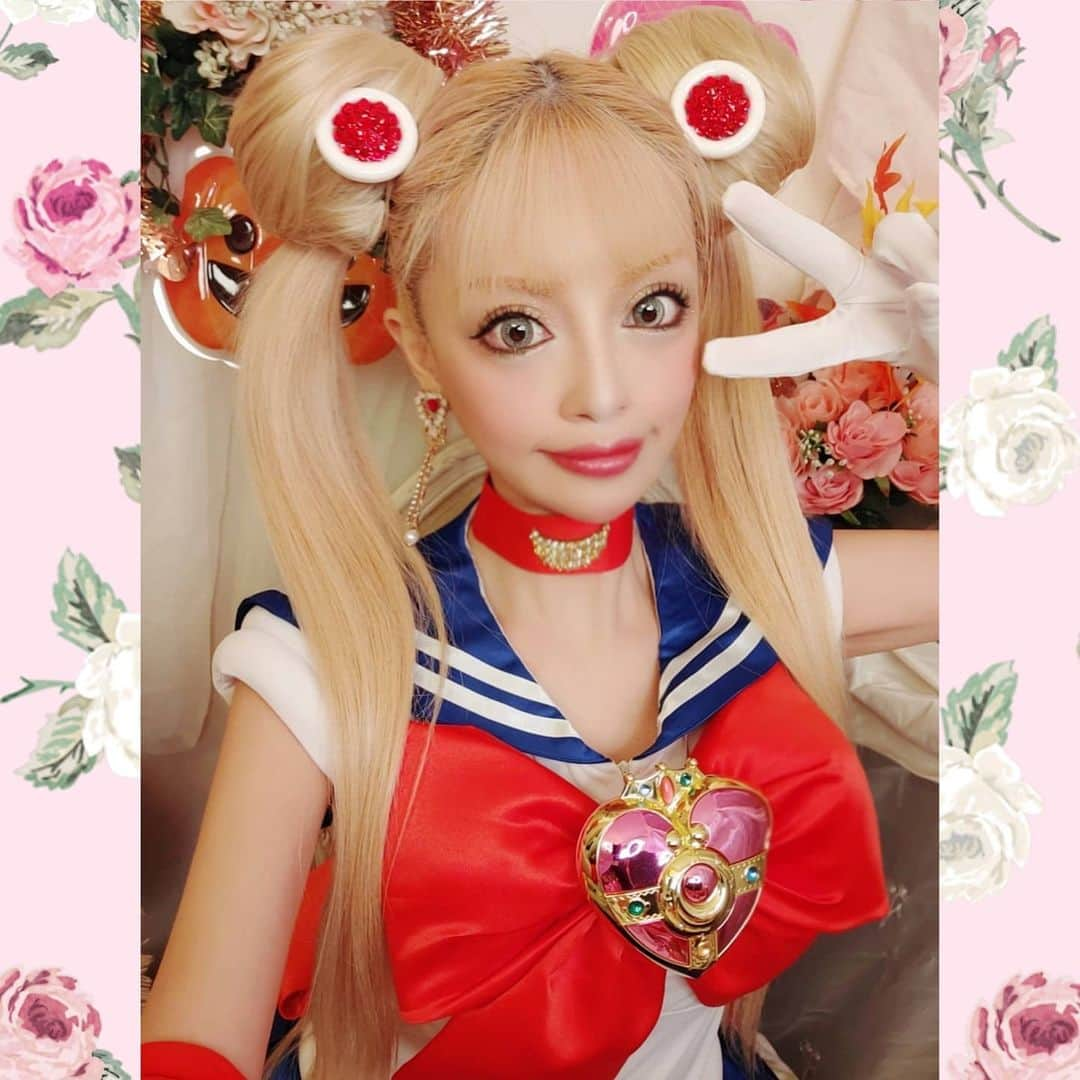 白咲姫香さんのインスタグラム写真 - (白咲姫香Instagram)「姫セーラームーン♥ リアル感を出したかったので地毛でやったよ♥衣装はリメイクと手作り♥ 衣装をクリーニングに出せるようにリボンとコンパクトは外れる様にそこだけロメロさんに作ってもらったよ♥  ♡Twitter♡→ https://twitter.com/himekashirosaki  ♡Instagram(姫ロメ夫婦垢)♡→　https://www.instagram.com/himeka_shirosaki  ♡YouTube♡→ https://www.youtube.com/channel/UCuFuDtmK82iOu7fypdRqrDw  ♡TikTok♡→ https://www.tiktok.com/@himeka_shirosaki  ． ．  . #姫ロメ#夫婦#夫婦モデル#セーラームーン #princess #バービー #ディズニー #Disney #ハーフ #メキシコ  #パーティー #sailormoon #cosplay #セーラームーンコスプレ #コスプレ #小悪魔ageha  #ドレス #party #Disney #月野うさぎ#家族#カップル #お姫様 #Japanese#Barbie #プリンセス#ディズニープリンセス#モデル #ヘアー」2月10日 13時12分 - himeka_shirosaki