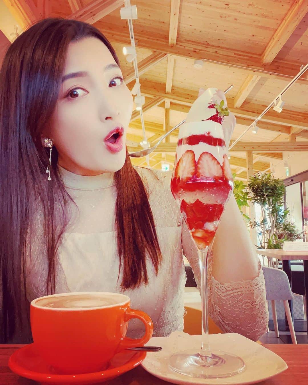 マキろんのインスタグラム：「The hotest sweets in japan now. Mont Blanc🧁🍓☕️🍩🍧 ↓ scroll please🖕✨ ・ 近所にできた 敷島堂のカフェ 1時間並んだよ😂💖 (ただ親切に電話してくれたから 近くで買い物できてよかったけど) 今日本でホットなスィーツ モンブランは予約券必要でした🙌 ・ 私はインスタ映えを狙って いちごのパフェにしたよ🍓 いちごが甘くて上品な甘さ さすが和菓子屋さんだよね✨ ・ モンブランは栗の🌰味が しっかり生かされた 本格的なお味 男の人も好きだと思う❣️ ☕️敷島堂caffeカフェ☕️ 〒703-8282  岡山市中区平井5丁目8-43 #山内智恵#マキろん#japanesegirl  #japanesefood #japanesesweets  #可愛い#ありがとう#大好き #follow#ootd#カフェ #カフェ好きな人と繋がりたい #モンブラン#montblanc #🌰#パフェ#苺#🍓」