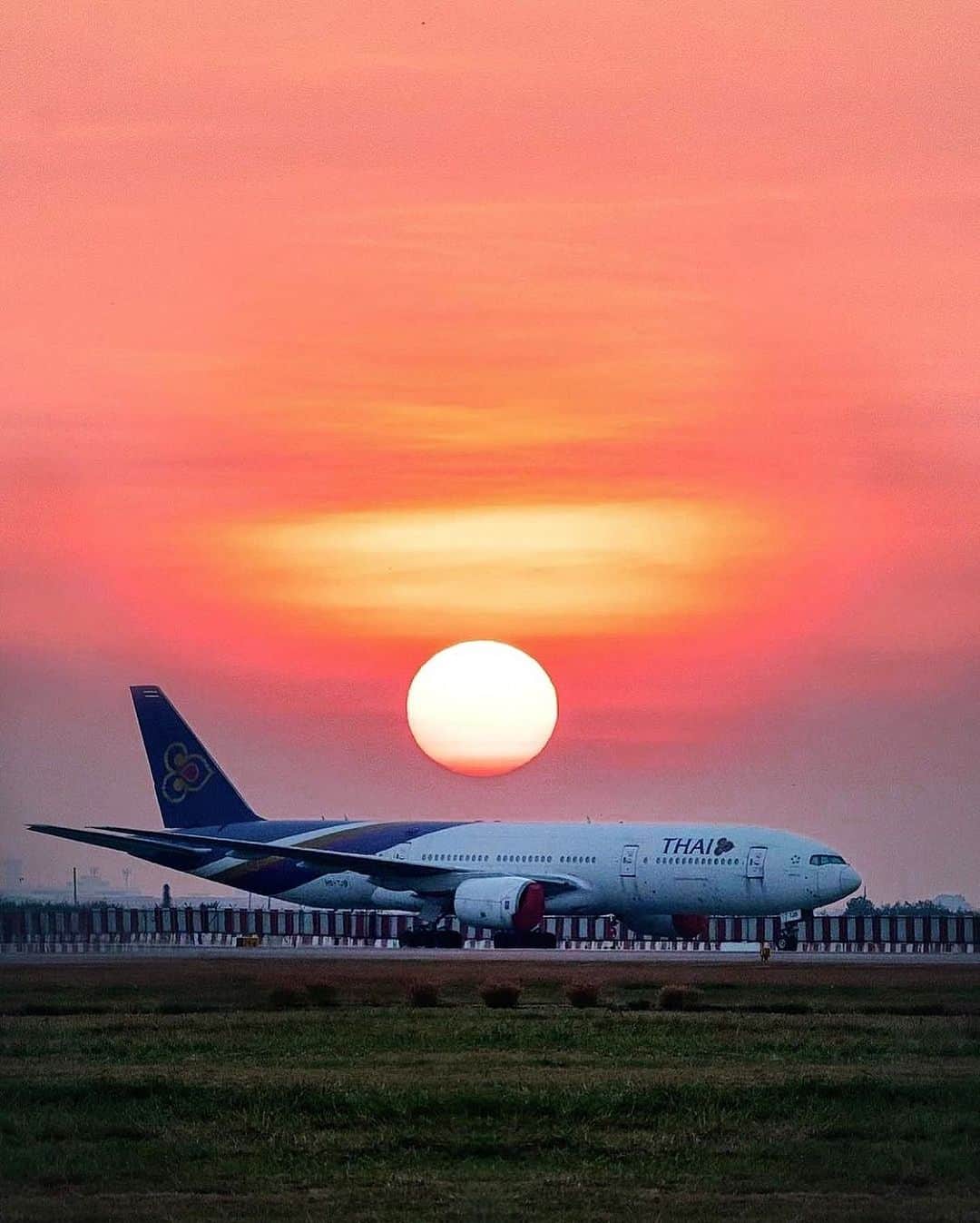 タイ航空のインスタグラム：「More journeys await us ahed . Let's have some rest and be prepared 💜✈️  Photo credit : @phantomminn  #thaiairways #smoothassilk」