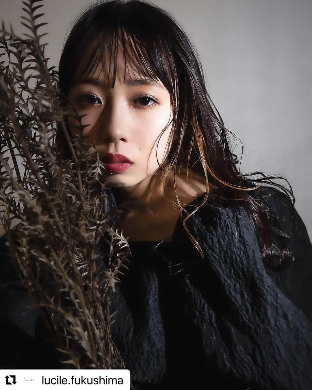 のインスタグラム：「#Repost @lucile.fukushima with @make_repost ・・・ #福島市美容室 #福島市美容室Lucile #福島市ルシル #福島市美容師 #福島市ボブ #撮影 #福島市カット #福島市ヘアアレンジ #福島市 #写真好き #canon5D #ポートレート #福島市アラサー #福島市ハイライト #モノトーン #アッシュ #スロウカラー #throwcolor #福島市ショートカット #女子力高い #ルシル #福島市サロンモデル #ビンテージ #波ウェーブ #creativelounge #大人女子 #モデル募集中 #福島市サロンモデル募集中  ✨スタッフ募集✨ . Lucile&wellグループでは. . 新店舗出店に向けて. . 中途スタイリスト✨. パートスタイリスト✨. アシスタント✨. 2021年度新卒美容学生✨. アルバイト✨. . を募集しています。. . Lucile&Wellのお客様は、10代から60/70代まで幅広い客層な為、どの世代の美容師さんも活躍出来る現場です。.. . スタッフは6割が女性スタッフ👱🏻‍♀️👩🏻‍🦰👩🏻‍🦱🧑🏻👩🏻🧑🏻‍🦳. 半分は既婚者、半分は独身者で. 子育てしながらのママ美容師も3人います🤱🏻. . 20代が3人、30代が6人、40代が1人。 . カリキュラムも充実していますし、撮影にもチカラを入れていて、トレンドスタイル、クリエイティブなスタイルともに福島市での高い評価をいただいています✨. .  ご希望のかたは、DMまたは、サロンまで (024-563-1542 )ご連絡ください🙇🏻‍♂️✨」