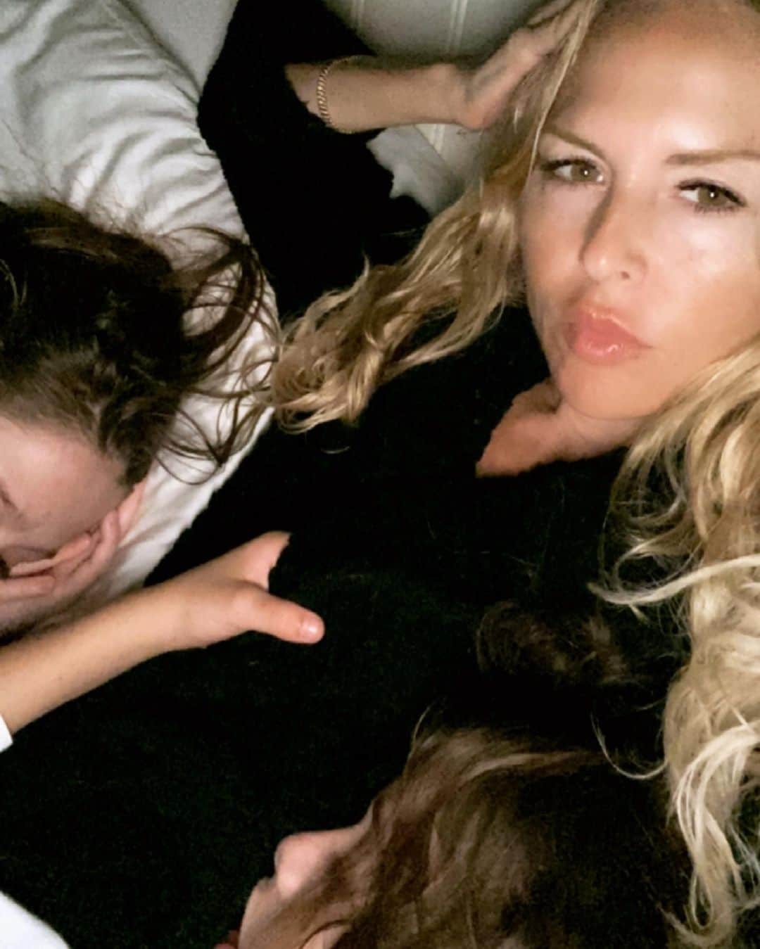 レイチェル・ゾーのインスタグラム：「It’s the holding on to me even after they fall asleep that gets me like ...😭😭 #bedtime #boymom ❤️ XoRZ」
