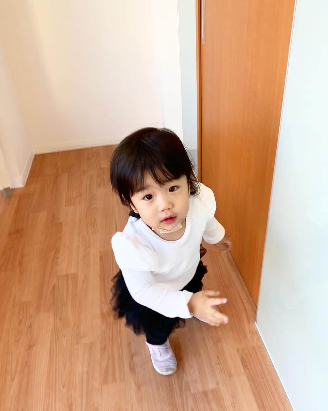 中根麗子のインスタグラム：「かおちゃん 保育園で転んで お顔にすり傷😭  毎日お薬をぬってますが かおは、かお痛くても頑張る💗 と頑張っています。 跡にならないといいなぁ。  #一卵性双生児 #2歳 #双子 #女の子 #girl #twins  #kao #love」