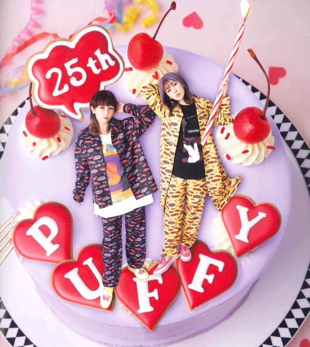 板橋よしえのインスタグラム：「. 今年デビュー25周年を迎えるPUFFYのふたり㊗️👭㊗️ 『SPRiNG』で15年続いた連載「NOおしゃれ,NO LIFE」をまとめた本が出たよ～✨  連載に掲載されていた15年分😳のふたりの私物やロングインタビューなど盛りだくさん！  キャンディのお洋服も新作～アーカイブまでたくさん！！登場しているので見つけてみてね☺️☝️  #puffy #puffy_amiyumi  #noおしゃれnolife  #candystripper」