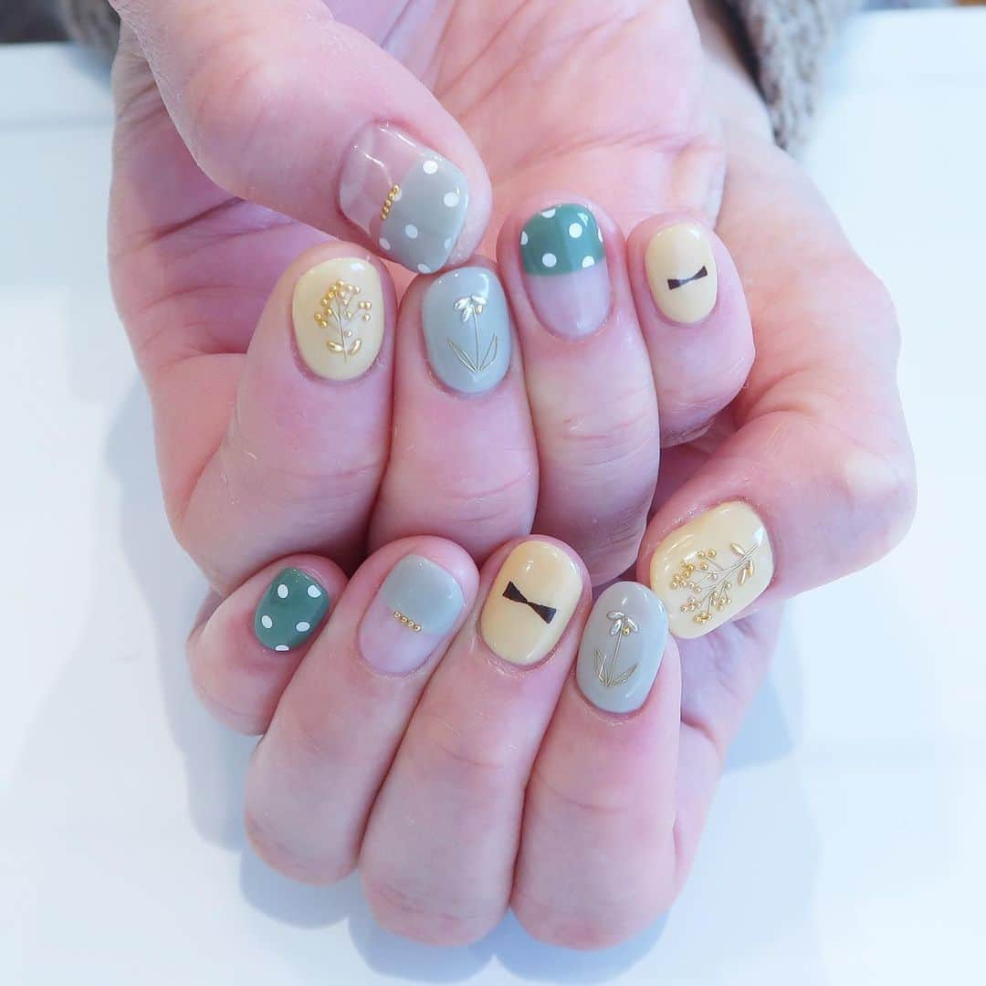 赤木 桃 #ちゃんものインスタグラム：「ワイヤーで作ったミモザとスノードロップ🌼チョコレート色のリボンでちょっぴりバレンタイン🍫  ご予約は✉️ yuo@su7.jp へ空メールを送信 もしくは📞0364552950へお電話ください☺︎ #yuovirth #LIM #nails #代官山 #ミモザ #スノードロップ #バレンタインデー」