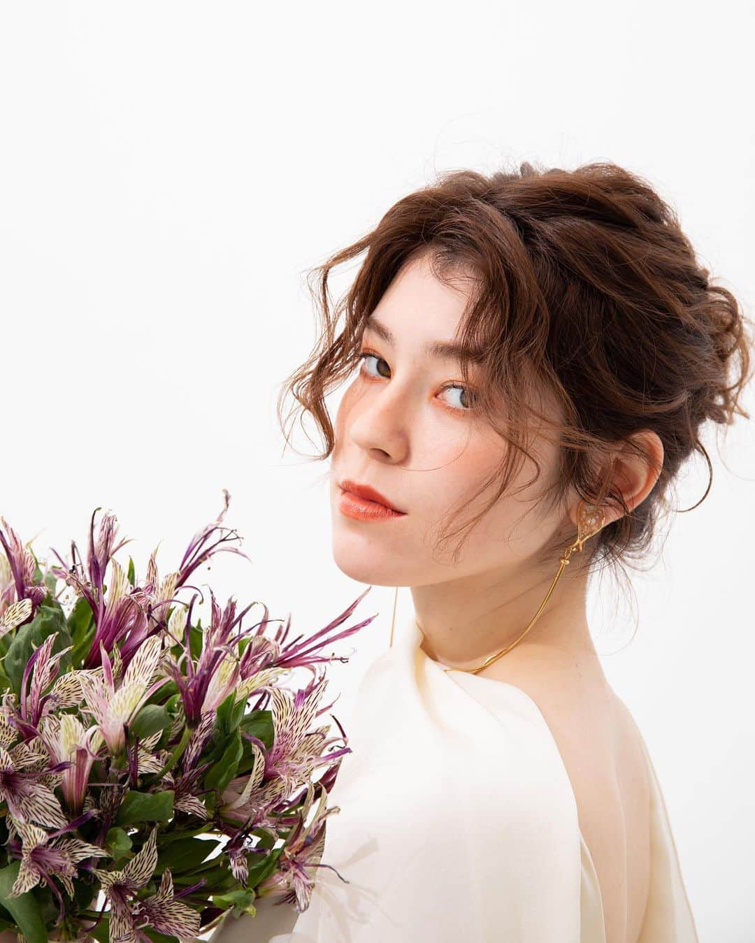 アトリエ・ド・マリアージュ ヘアメイク スタイリストのインスタグラム：「WEDDING 💐🤍  𓂃  beauty select shop 💄👗  @maisondeblanche  @atelier_de_mariage_stylist   𓂃  restaurant & wedding  @enekotokyo_wep  @maison.premiere  @hibiyapalace  @angelocourt_wedding」
