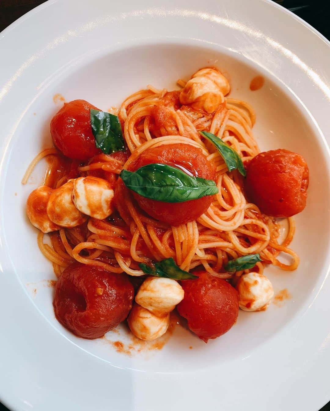 のインスタグラム：「＊ 久しぶりにハーブスでランチしたよん💗トマト🍅のパスタ🍝美味しいの〜😘❣️ ハーフケーキはティラミス💕 最近ほぼ家にいるから写真がない💥💥💥 ＊ ＊ ＊ #ランチ#パスタ#ハーブス#カフェ#カフェランチ#大阪#グルメ#食べログ#トマトパスタ#心斎橋#自粛生活」