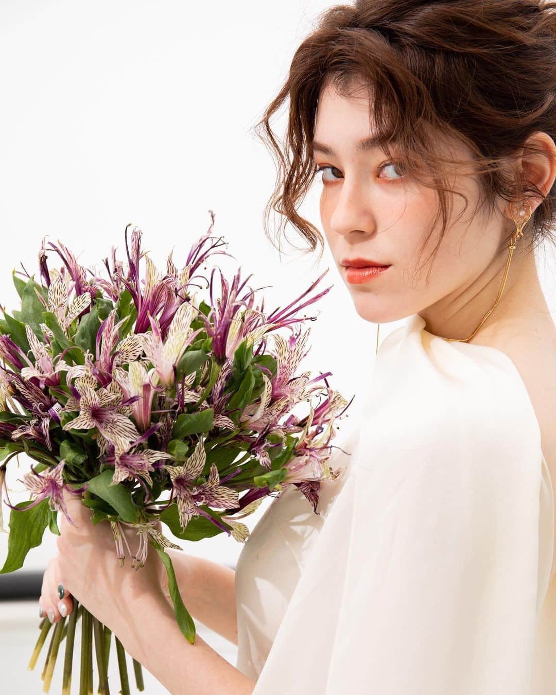 アトリエ・ド・マリアージュ ヘアメイク スタイリストのインスタグラム：「WEDDING 💐🤍  𓂃  beauty select shop 💄👗  @maisondeblanche  @atelier_de_mariage_stylist   𓂃  restaurant & wedding  @enekotokyo_wep  @maison.premiere  @hibiyapalace  @angelocourt_wedding」