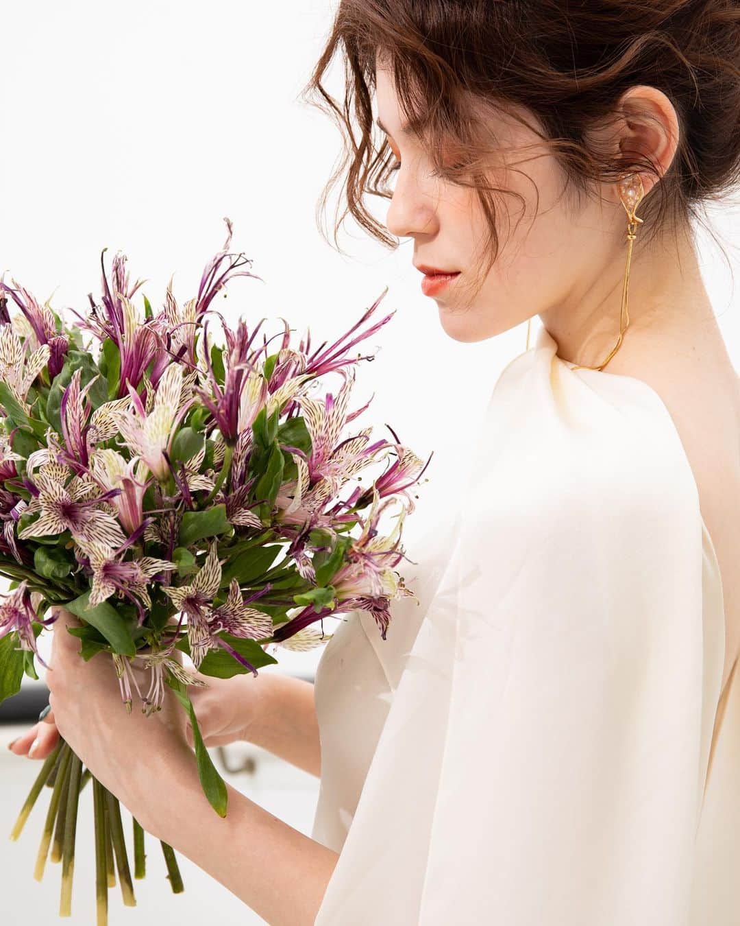 アトリエ・ド・マリアージュ ヘアメイク スタイリストのインスタグラム：「WEDDING 💐🤍  𓂃  beauty select shop 💄👗  @maisondeblanche  @atelier_de_mariage_stylist   𓂃  restaurant & wedding  @enekotokyo_wep  @maison.premiere  @hibiyapalace  @angelocourt_wedding」
