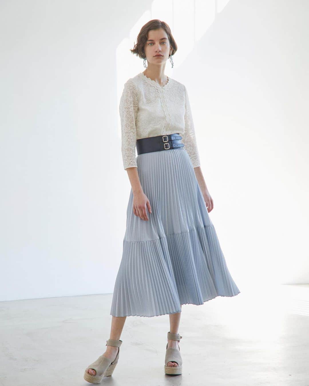 のインスタグラム：「. 【comfort chic_March】 MAGLACE BLOUSE col.white,bule/¥16,000+tax  CRUZ BELT col.navy,beige/¥12,000+tax  SHANON SKIRT col.beige,bule/¥20,000+tax  #jillstuart #March #spring #comfortchic #styling  #webcatalog」