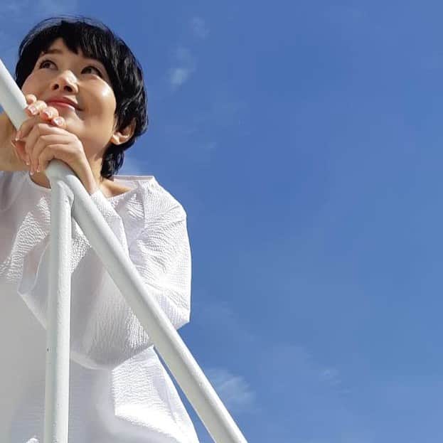 小林ひろ美のインスタグラム：「野外で撮影しています。 よく晴れて気持ちよい☀️ 気分は#サントリーニ島　です😊」