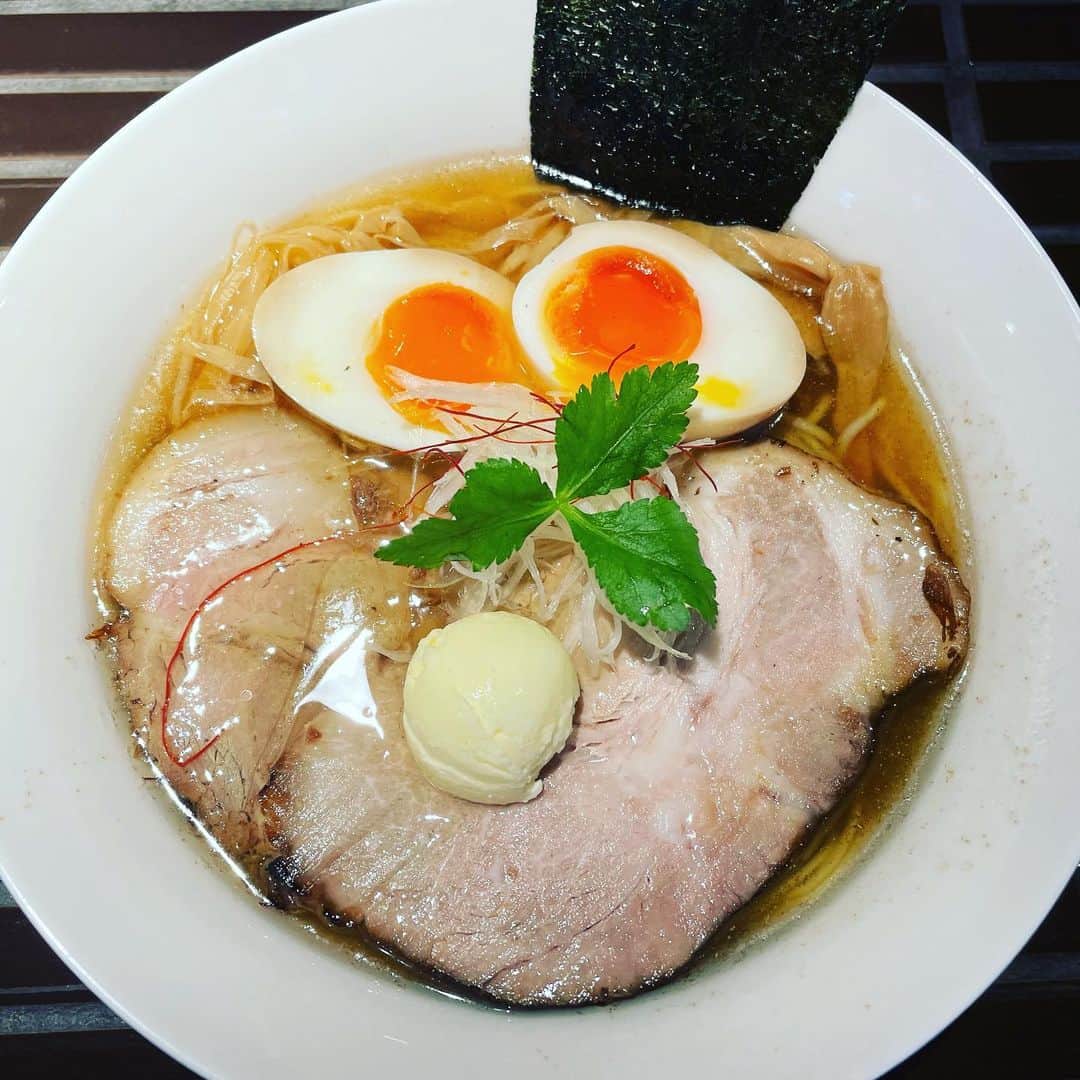 宮田麺児のインスタグラム：「#美味い。  #貝と地鶏だしのらぁ麺 ちょろ#ラーメン#バター」