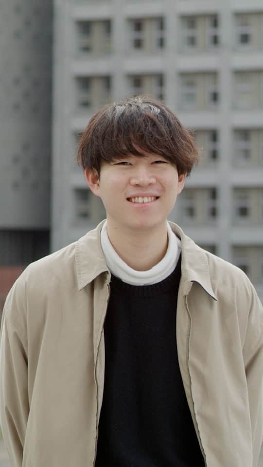 Meiji Gakuin/明治学院大学/明学のインスタグラム：「ㅤㅤㅤㅤㅤㅤㅤㅤㅤㅤㅤㅤㅤ  今回の主役は武内遼さん(社会福祉学科3年)🌱  ドキュメンタリー番組を観たことをきっかけに 関心を持った国際支援や福祉について学ぶため、 明治学院大学へ入学した武内さん📚  授業だけでなく、ゼミのフィールドワークで訪れた カンボジアの子どもたちの学習支援を継続的に続けている他、日本国内の外国籍の子どもたちの学習支援にも取り組んでいます✏️  「社会福祉学というのは、社会的弱者の人たちだけでなく、自分や友達、家族も含む全ての人がより良く生きる社会を実現するためにどうしたいいかということを考える学問だと思っています」  そう語る武内さんが社会福祉学科で学んでいるのが、 国際支援について✈️  関心を持つようになったきっかけは、子どもの頃に発展途上国の子どもたちを追ったドキュメンタリー番組を見たことだったそう。  2年次にはゼミのフィールドワークでカンボジアの学習支援施設を訪れ、貧困家庭で公立学校に通えない子どもたちに授業を行うなどのボランティア活動を体験しました。  「テレビで観たり本で読んだりするのとは全然違った」という現地での活動やゼミでの議論を通じて、それぞれの背景を持つ「他者」への理解を深め、その違いを尊重する大切さを学んだと言います。  このコロナ禍においては、オンラインでの学生生活の中でゼミ生同士の仲を深めチームワークを高めることに苦心したという武内さんが、これまでの明治学院大学での学生生活を通じて感じたことやこれからの夢について語ります。  🌸明治学院大学 オフィシャルムービー 「明学の理由。」では、 明学生のキャンパスライフを紹介しています。  プロフィールのULR、または下記URLから ぜひチェックしてみてください☺ https://www.meijigakuin.ac.jp/about/why/  #明学の理由  #明治学院大学  #明学」
