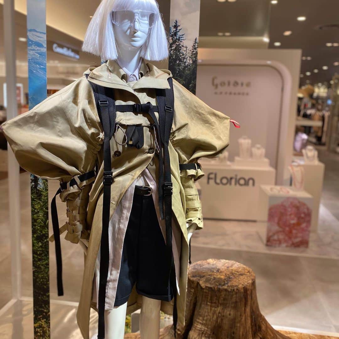 のインスタグラム：「OSAKA INSTITUTE OF FASHION GRADUATION EXHIBITION 2021 HANKYU.MODE AWARD Until 2/23 At 3F MODE 詳しくはプロフィールURLをチェック！ 大阪文化服装学院の卒業コレクションにて、今年新たに設けられたHANKYU.MODE賞を受賞した「yuumIueda」(スーパーデザイナー学科4年上田優実)の作品を期間限定で展示。 #Hankyu #HANKYUMODE #umedahankyu #阪急うめだ本店 #うめだ阪急 #阪急百貨店 #osaka #umeda #mode #大阪文化服装学院 #hankyumode賞 #yuumiueda」