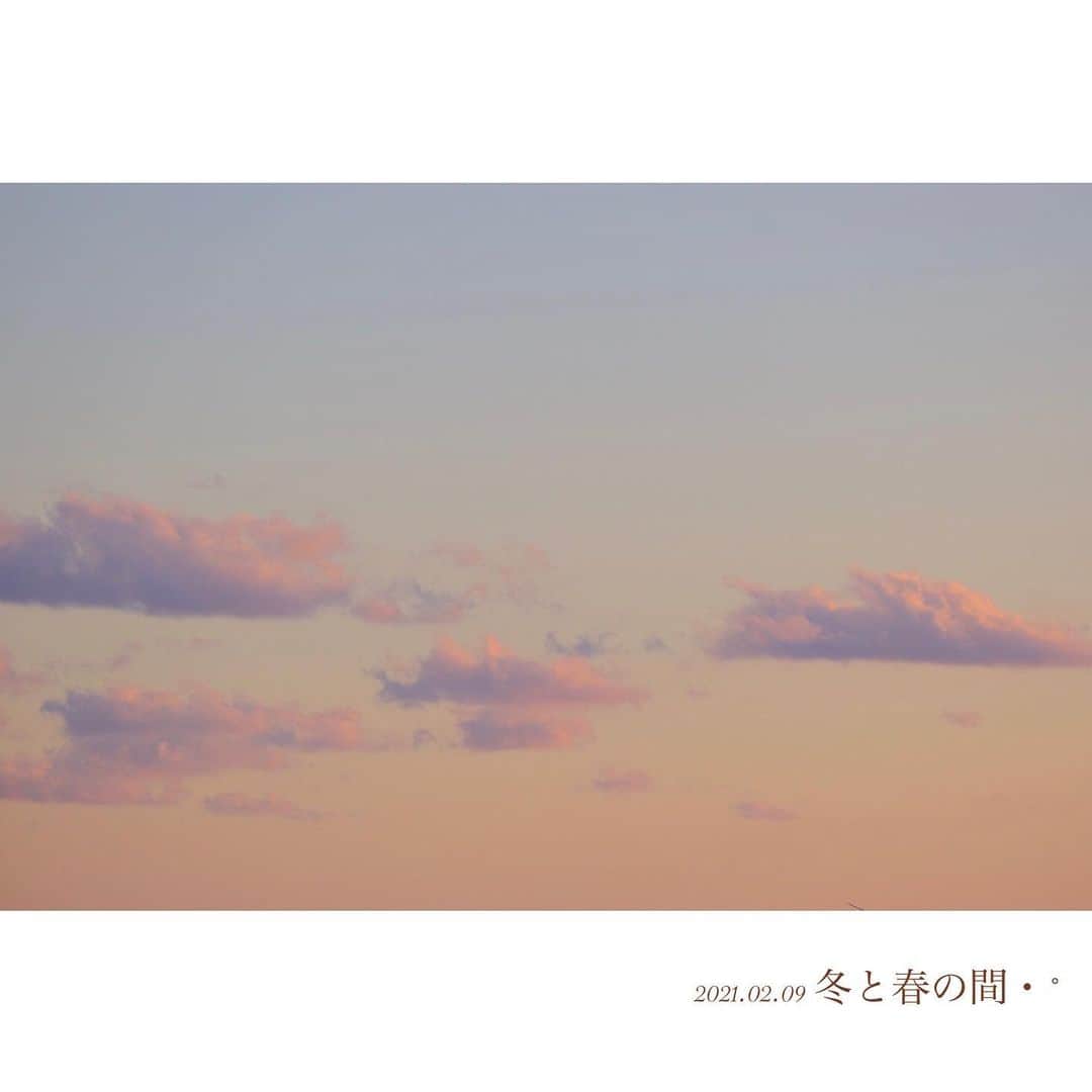 菊池真以のインスタグラム：「きのうの夕空💓 寒かったですが、ブルー×ピンクの色にプカリ浮かんでる扁平雲が可愛らしかった☺︎」