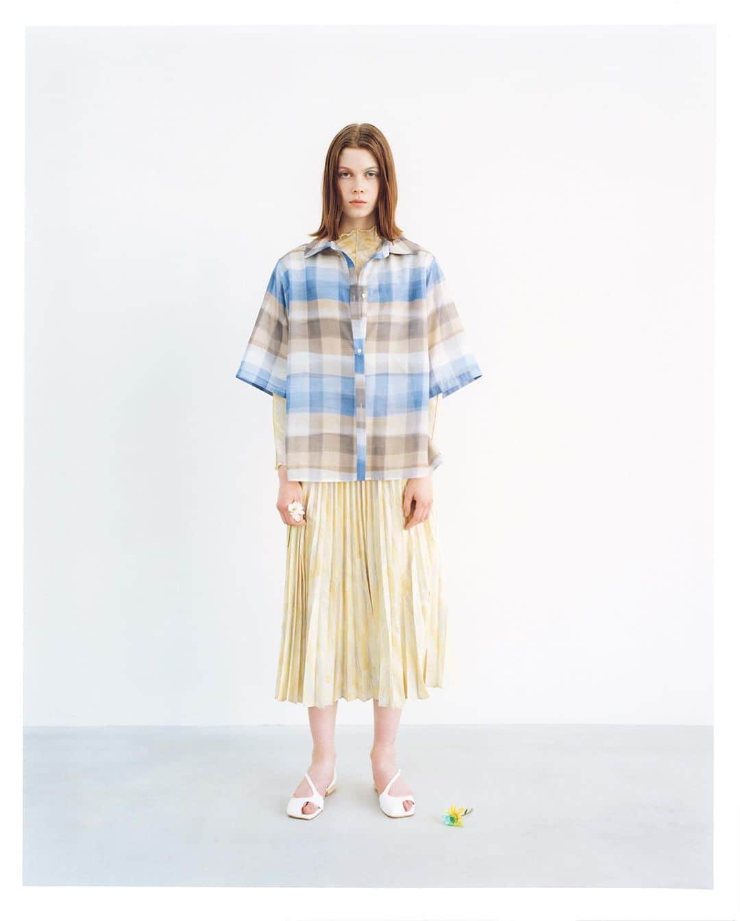 ファーファーのインスタグラム：「【CATALOG】 2021 SPRING COLLECTION  tops ¥11,000＋tax tops (check) ¥18,000＋tax skirt ¥23,000＋tax shoes ¥21,000＋tax  プロフィールリンクより 最新のデジタルカタログをチェック！  @furfur_official @furfur_official_staff  #FURFUR #ファーファー」