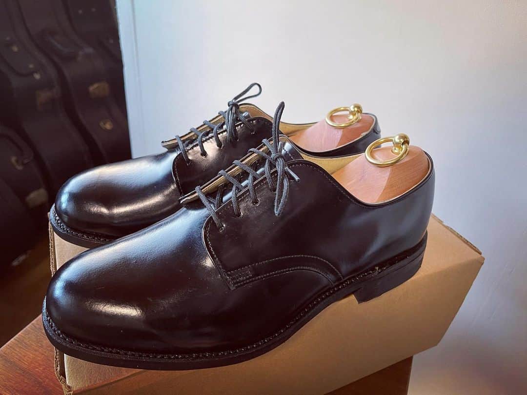 Jぺい（ウルトラ寿司ふぁいやー）さんのインスタグラム写真 - (Jぺい（ウルトラ寿司ふぁいやー）Instagram)「新しい革靴。  履き出すタイミングが永遠に決められない説。  #serviceshoes #usnavy」2月10日 14時18分 - jumpeix_uni