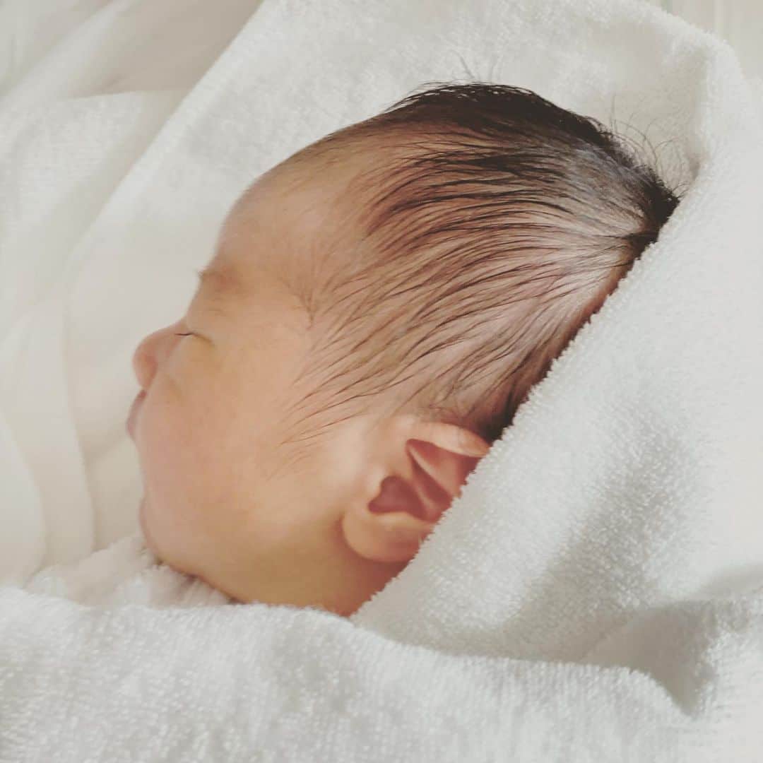 小泉里子のインスタグラム：「先日、無事に元気な男の子を出産いたしました。 母子ともに健康で、元気に過ごしています。  私には、どんな出産物語がやってくるのかとワクワクしていたら、それは突然に。 はじめてのことで、これが陣痛なのか分からず、結局わりといいところまで我慢してしまったという。  産院に向かう途中、車の中から見えた大きなオレンジ色のお月様を、叫びながらも綺麗だなと思えたことだけ覚えています(笑)  分娩台に上がってからは、主人や先生、看護師の皆さんの大きな支えもあり、初産婦にしては、さほど時間がかからず出産できたねと言われました。  出てきた我が子を見た瞬間、胸の奥がぐっと苦しくなり、涙が止まりませんでした。 何もなく無事に産まれてきてくれてありがとう。  退院して、息子と共に帰る家路は、今まで私が知り得なかったほどの、明るく希望に満ちた素晴らしい世界を感じました。  たくさんの方の支えがあり、無事に出産できたことを改めて感謝いたします。  小泉里子」