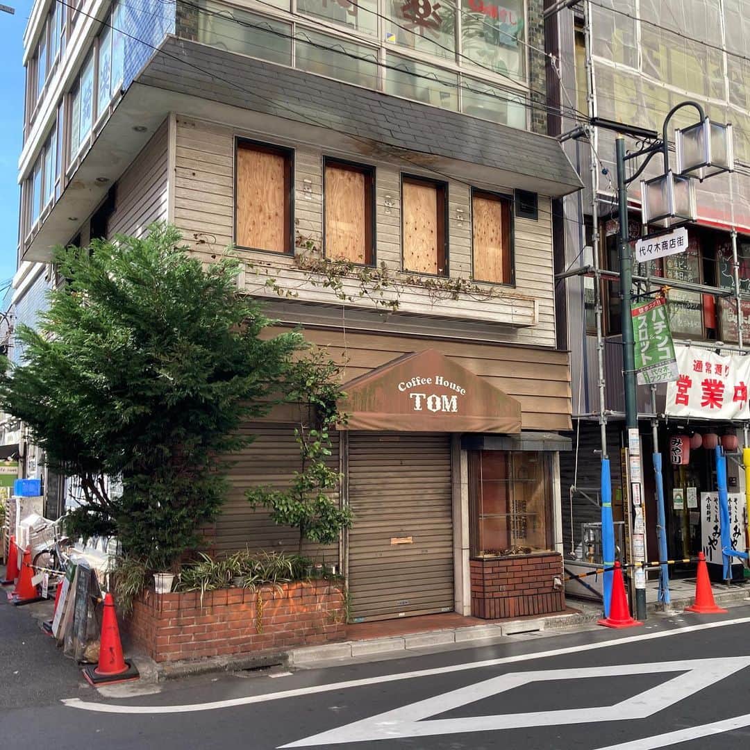 佐藤竜雄のインスタグラム：「窓に目隠し、きれいに片付けられていました。 #珈琲専門店tom #代々木 #純喫茶 #閉店」