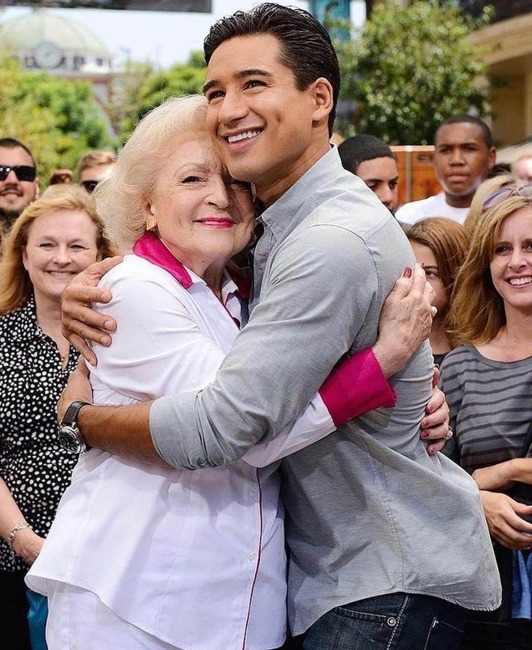 マリオ・ロペスのインスタグラム：「🙌🏼 @mariolopezextra  . . . #mariolopez #mariolopezextra #savedbythebell #sbtb #slater #acslater #lopez #blackmamba #fanbase #fantasyfootball #messi @onwithmariolopez @mariolopez #sbtbmeme #bayside #preppy #onwithmariolopez #sitcom #90ssitcom #zackmorris #bettywhite」