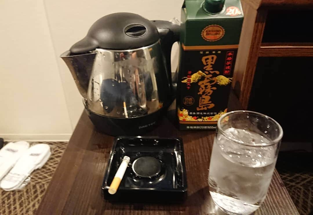 佐藤大さんのインスタグラム写真 - (佐藤大Instagram)「スーパーでホテル酒セットを購入して晩酌スタートですわ。スーパーに行くとご当地惣菜が売ってて楽しいです。 #ホテル酒 #友達は黒霧島」2月10日 20時04分 - satodaidaidai