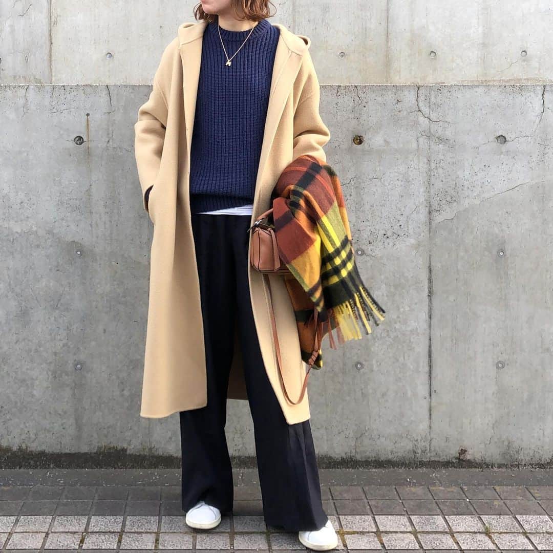 のインスタグラム：「2021.2.10 . . 久しぶりにワイドパンツ履いたなぁ〜🩳zaraで買ったイニシャルネックレスがポイント🤍 . コート\ニット… @stunninglure  ストール… @macoccainfo  バッグ… @loewe  スニーカー… @adidasoriginals」