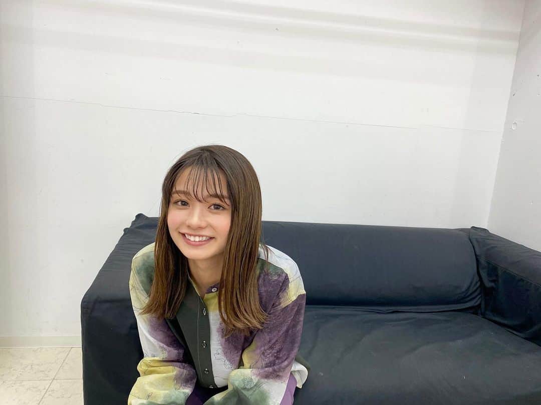 足立佳奈のインスタグラム：「しいたけ占いしってる？ わたし、毎週してるんだけどっ。☺︎☺︎  ラッキーカラーなんだったと思う？  #色２つあててみてっ #ヒントは服 #今日の足立」