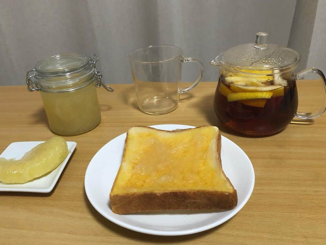 たなかさえのインスタグラム：「巨大晩白柚🍊 もちろんそのまま食べるのが1番美味しかったけど😍 量が多いからワタと一緒にジャムにしてザボン漬けも作って皮は紅茶と風呂に使ってて完全消費しました🤩💪 . #晩白柚#熊本#八代#名産#ジャム#晩白柚ジャム#紅茶#jam#tea#banpeiyu#fruit#cooking」