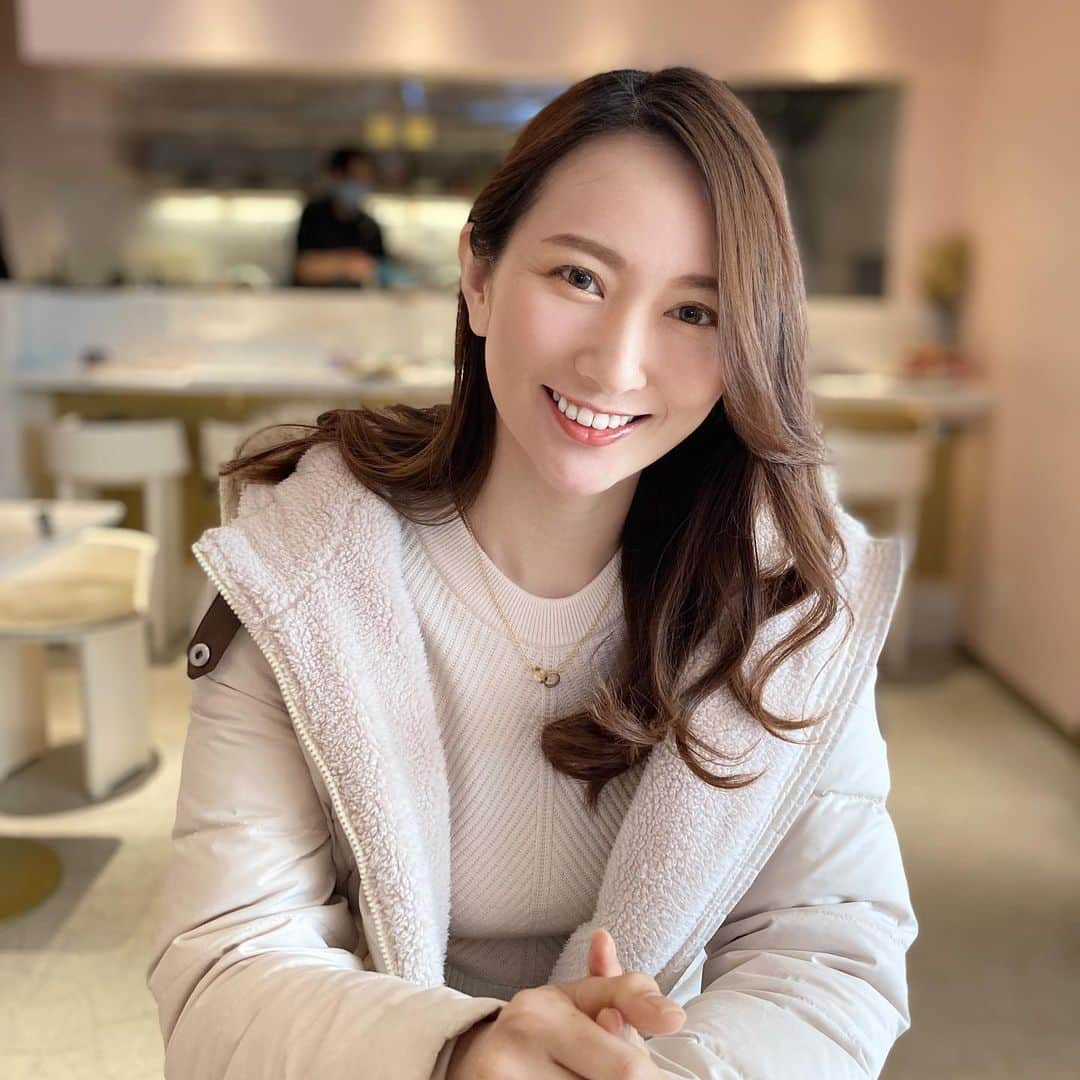Sasaki Erikaのインスタグラム：「買ってよすぎたシャンプー達❤︎﻿ ﻿ ﻿ ﻿ ﻿ 最近、どんどん﻿髪のエイジングが気になり始めて﻿ ヘアケアを色々と見直し中。﻿ ﻿ ﻿ ﻿ 最近2ライン仲間入りして﻿ どちらも良すぎたのでご紹介❤︎﻿ 　﻿ ﻿ ﻿ ﻿ ﻿ ラ・カスタ﻿ プロフェッショナルヘアエステ　ソープAG﻿ プロフェッショナルヘアエステ　マスクAG﻿ ﻿ 艶髪﻿ シャンプー・ヘアマスク﻿ ﻿ ﻿ ﻿ 白髪予防の成分の入ったエイジング用の﻿ ラ・カスタはデイリー仕様に。﻿ ﻿ 国産シルクの入った艶髪は﻿ 週1、2回くらいのスペシャルケアに❤︎﻿ ﻿ ﻿ ﻿ ﻿ どちらも素晴らしくツヤツヤになるからオススメ😘✨﻿ ﻿ ﻿ ﻿ ﻿ ﻿ ﻿ ﻿ ﻿ #ヘアケア #ヘアケア用品 #ヘアケアグッズ #シャンプーマニア #シャンプー難民 #シャンプートリートメント #ラカスタ #艶髪 #艶髪シャンプー」