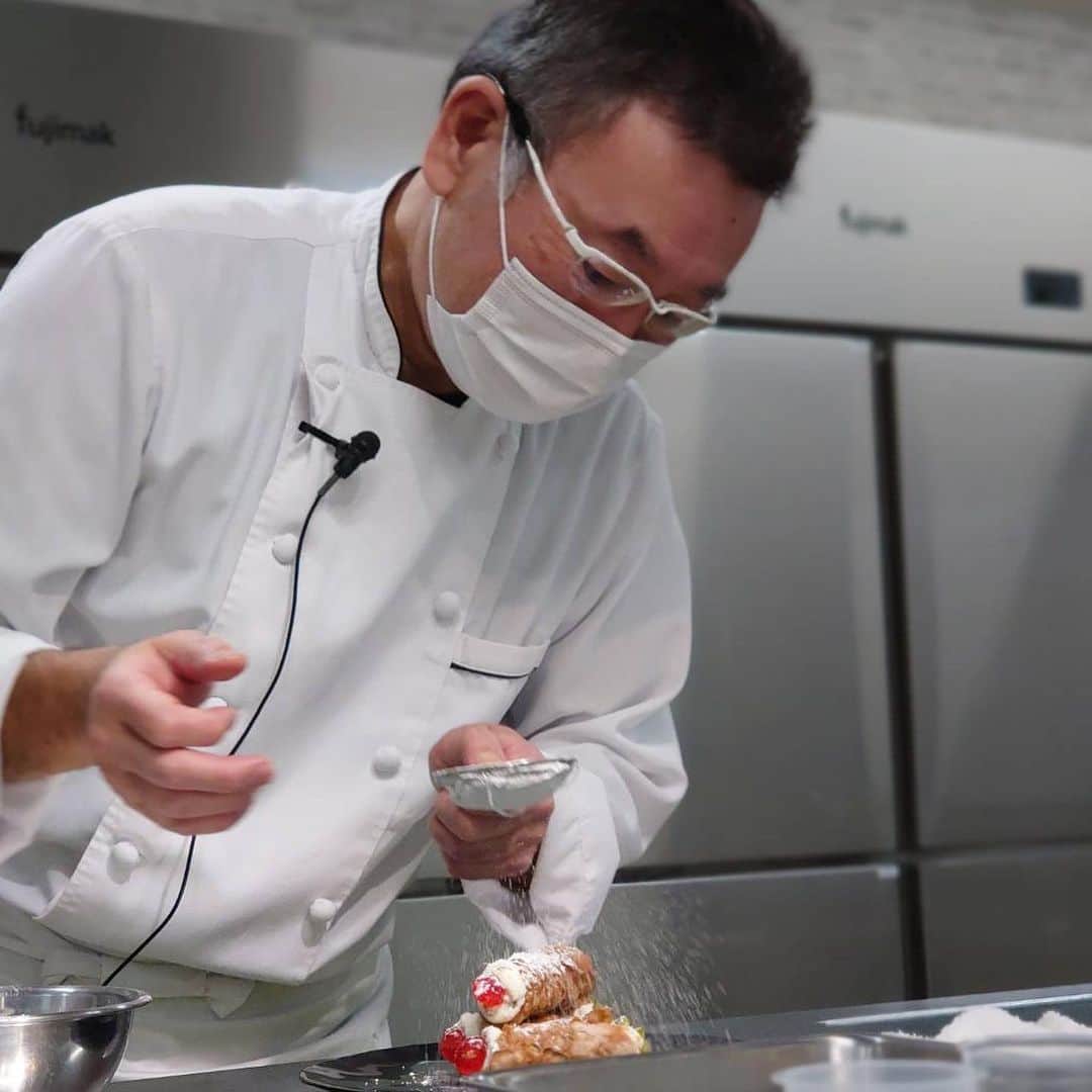 札幌ベルエポック製菓調理専門学校【公式】のインスタグラム：「\業界トップシェフによる/ ✨特別授業✨  札幌イタリアンの名店 【カプリカプリ】塚本シェフ👨‍🍳  本日のメニュー 🔸カスベとポロネギのタリオリーニ (北イタリアの平打ちパスタ) 🔸カンノーリ (南イタリアの銘菓)  努力と試行錯誤を繰り返してきた 一流のシェフは教え方も一流。  手順の一つ一つに 『なぜならば・・・』と 丁寧に、そして 『イタリアでは・・・』と 本場のやり方やシェフの工夫を 教えて頂きました。  手打ちパスタは同じ配合で作っても環境で固さが変わるから自分の手の感触で覚えるんだよ✨とアドバイス。  パスタを試食した学生の感想 『うまさの次元が違う！』 調理の奥深さと美味しさに 包まれた幸せな時間でした😆✨  塚本シェフ、 お忙しい中お越しいただき ありがとうございました✨✨  #ベルエポック  #おでかけ授業 #特別授業 #業界直結 #一流の #プロから学ぶ #本物 #学び #製菓  #調理  #カフェ  #製菓調理専門学校ベルエポック #衛生管理  #食材教育 #札幌ベルエポック製菓調理専門学校 #いろいろな体験と #たくさんの出逢い #可能性が広がる #ベルエポック #学ぶ #身につく #技術 #instagram」