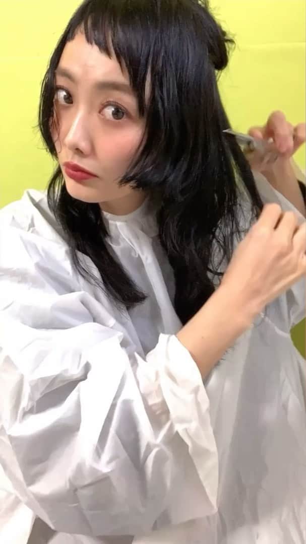 田中真奈美のインスタグラム：「ただ黙々と切ってる動画です✂️💕 カメラの画面を見ながらのカットは難しい🤣💦 . 黒髪に黒髪が重なってラインが見えなーいってなりました😂 . 変化をお楽しみ下さい💕 . 最近全然カット出来てなかったのでスッキリしました💕 サロンに行きたいけど平日は赤ちゃん連れ（ママと離れたら大泣き👶🏻ver）、スタッフの私が土日に予約枠を取るのは申し訳ない（同業者だから分かる話😂）という理由で何とかセルフカット✂️ . パーマがあるからなんとかなる💕🎶あとの細かいラインは次回チェックしてもらいます💕 . あースッキリした😆💕🎶 . #switchmanami #カット動画 #セルフカット .  音楽: Static ミュージシャン: Jeff Kaale」