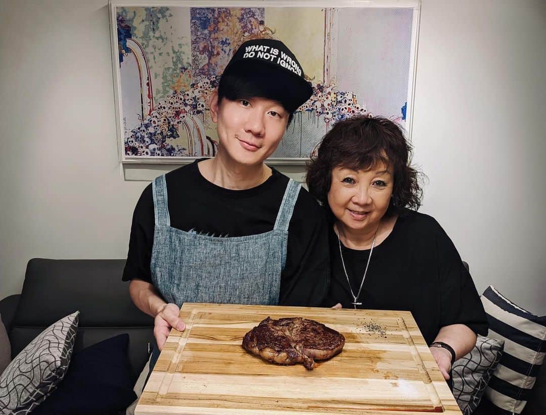 林俊傑さんのインスタグラム写真 - (林俊傑Instagram)「去年的進修，新的一年大展身手， 換我煎牛排給媽媽！  My return DIY meal for Mom, “JJ’s Steak”!  #cheflin #ribeye #happychinesenewyear #peterlugerinspired」2月10日 14時41分 - jjlin