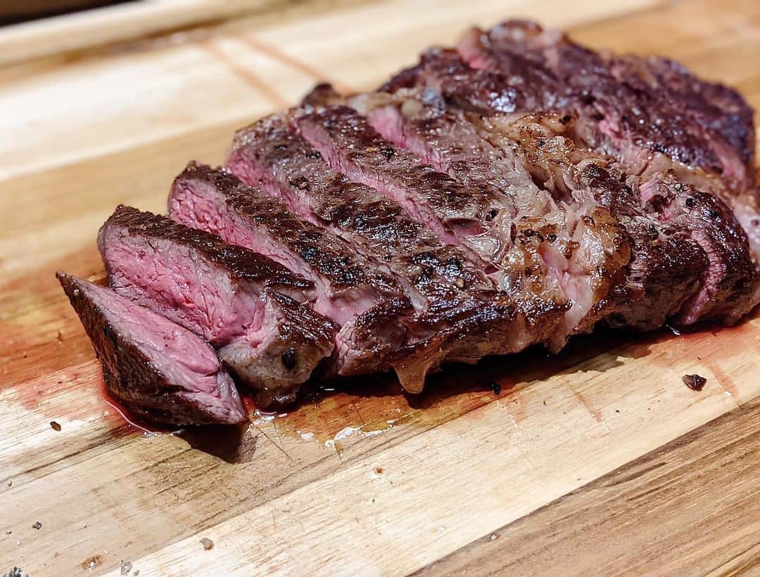 林俊傑さんのインスタグラム写真 - (林俊傑Instagram)「去年的進修，新的一年大展身手， 換我煎牛排給媽媽！  My return DIY meal for Mom, “JJ’s Steak”!  #cheflin #ribeye #happychinesenewyear #peterlugerinspired」2月10日 14時41分 - jjlin