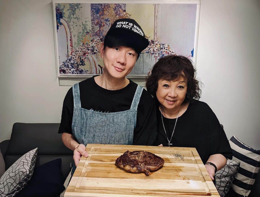 林俊傑のインスタグラム：「去年的進修，新的一年大展身手， 換我煎牛排給媽媽！  My return DIY meal for Mom, “JJ’s Steak”!  #cheflin #ribeye #happychinesenewyear #peterlugerinspired」