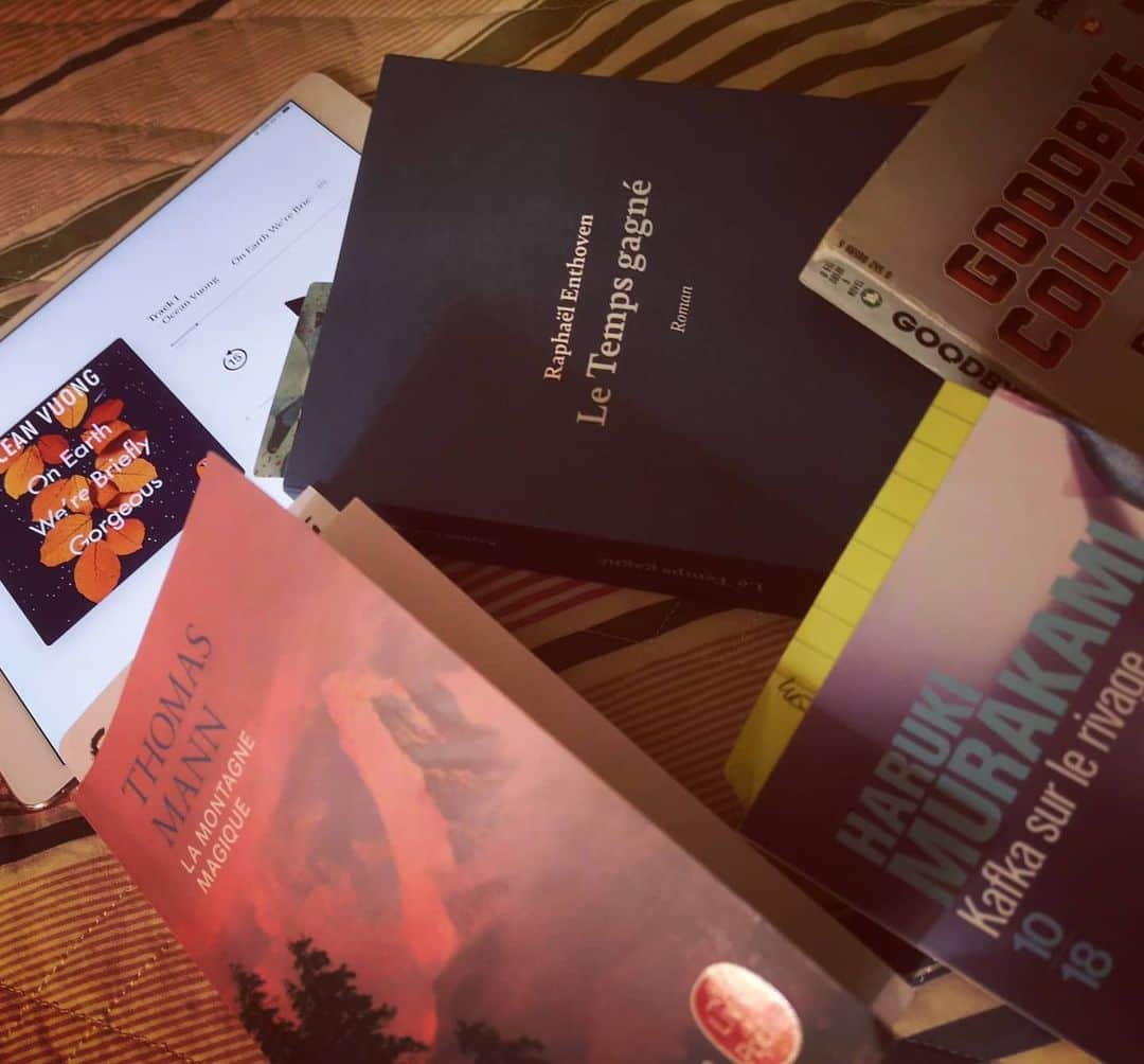 フローラン・ダバディーのインスタグラム：「Mon vaste  programme de lecture pour ma quarantaine parisienne 😬🇨🇵 パリ自粛中の読書予定🌈👏#lecturescontemporaines #lecturesclassiques」