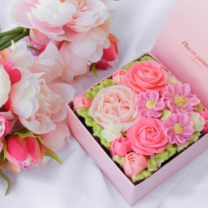 creema_weddingのインスタグラム：「まるで本物のブーケのようなお花のケーキ。一枚一枚ていねいに手作りされた花びらが詰まっていて、箱を開けた瞬間に笑顔が咲く一品です。  [ 『食べられるお花のケーキ』Premiumボックスフラワーケーキ【Blossom Pink】  Flower Picnic Cafe ] >>https://www.creema.jp/item/11090190/detail . Creemaで見つけたあなただけのお気に入りを #my_creema のハッシュタグでぜひ投稿してください。ウェディング以外のCreema作品は @creemajp にてご覧いただけます。 . #creemaウェディング #creemawedding #ウェディング #ウエディング #オリジナルウェディング #ナチュラルウェディング #プレ花嫁 #花嫁 #結婚式準備 #花嫁準備 #プレゼント #オーダーメイド #結婚祝い #ハンドメイド #手作り #クリーマ #ウェディングアイテム #handmade #handcraft #wedding #weddinginspiration #instawedding #creema」