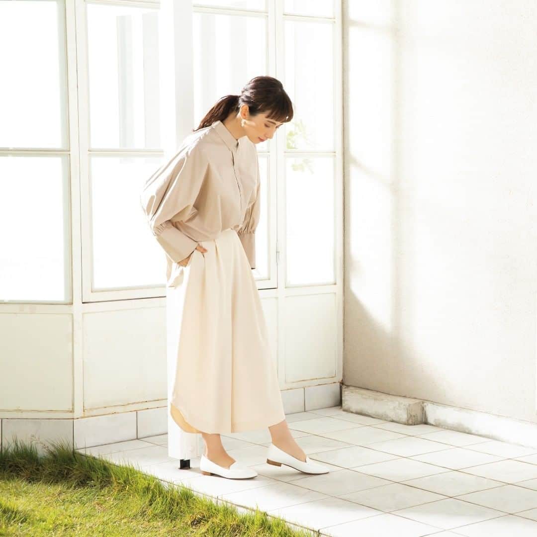 Feminine Cafe フェミニンカフェのインスタグラム：「【ヒールミー ポインテッドフラットパンプス】﻿ シャープなシルエットで、洗練された足元を演出するポインテッドトゥパンプス。﻿ ﻿ ポインテッドフラットパンプス ¥3,900＋消費税﻿ ﻿ #healme #asbee #pumps #shoes #flatshoes #newarrivals ﻿#instafashion #ヒールミー #アスビー #パンプス #ポインテッドトゥ #ポインテッドトゥパンプス #シューズ #フラットシューズ #カジュアルシューズ #春シューズ #春カラー #春色 #新作 #ホワイトカラー #大人カジュアル #カジュアルファッション #デイリーファッション #休日スタイル #きれいめカジュアル #デイリーユース #タウンユース #靴好き #あしもと倶楽部」
