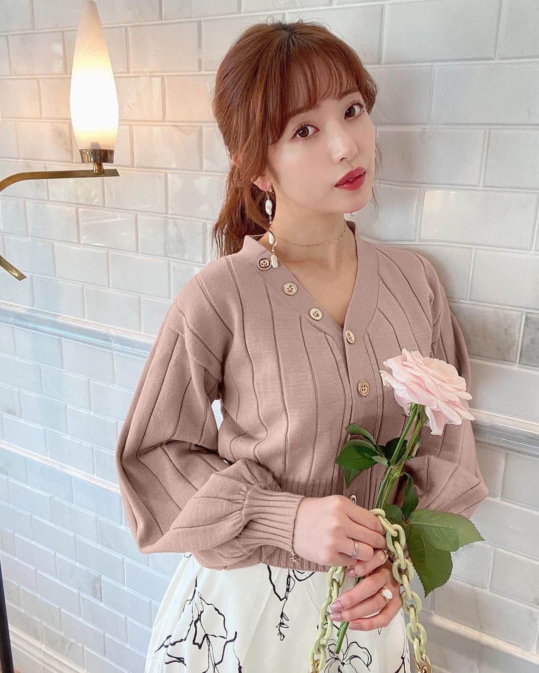 MICOAMERIのインスタグラム：「.﻿ 本日発売の新作💐💭﻿ ﻿ 今すぐ着れる春ニット♡﻿ くすみカラーで春を先取り💗﻿ ﻿ 使いやすくて着回し抜群なので﻿ ぜひチェックしてみてくださいね♡﻿ ﻿ ﻿ #micoameri#ミコアメリ#舟山久美子#くみっきー#ファッション#モテコーデ#春デート#春コーデ#モテニット#カーディガン」