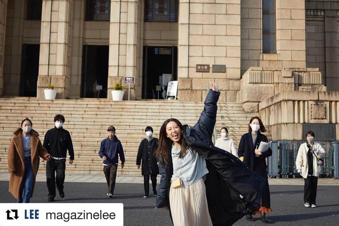 里田まいさんのインスタグラム写真 - (里田まいInstagram)「LEE3月号発売中です！ 今回は、たくさんお洋服着させていただきました。  ご覧になっていただけましたか？(^^)  マスクを着用したカットもあり、マスク付けながらカッコつけた撮影は、初めてでした。  こちらの写真は、撮影後、撮影チームの皆様と。  こうして見ると、 あれ、温度差😂  私だけテンション高い感じもしますが、マスクの下で、きっと、きっと笑っていると信じております。  ここ数年、冬の時期はLEEさんに出させていただいております。  雑誌に出させていただくと、実家が非常に喜ぶのです。  色々な意味で、ありがたいのです。  #Repost @magazinelee with @get_repost ・・・ LEE3月号、発売中です！ ファッション大特集「“好感トップス”から始めるマスク時代の春準備」に登場してくださった、里田まいさんとの撮影裏話をお届け✨  場がパッと明るくなるような笑顔で、一人ひとりに丁寧に挨拶しながら現場入りしたまいさん。スタッフは全員マスクを着用、広い場所で距離を取っての撮影となりましたが、とにかくまいさんの明るさ＆飾らなさに、現場のムードは終始和やか！  いざ撮影が始まるとスタッフの要望にも的確に応えてくれて、「NYでモデルの仕事やってたの⁉」と驚くほどスムーズに進行。洋服の見え方を考えて動きながらその場を目いっぱい楽しむ姿は、見ているこちらが思わず笑顔になるほど☺️  撮影終了後に記念写真を撮ったのですが、そこではこんなポージングも💕みんなで「まいちゃんの躍動感がすごい（笑）！」と盛り上がった一枚でした。  マスク時代だからこそ、顔回りを彩るトップス選びって大事！里田まいさんのハッピー感あふれる笑顔とともに、本誌特集を楽しんでくださいね🌸 #lee_magazine  #lee3月号  #里田まい さん #fashion  #撮影裏話 #撮影風景」2月10日 14時44分 - maisatoda_official