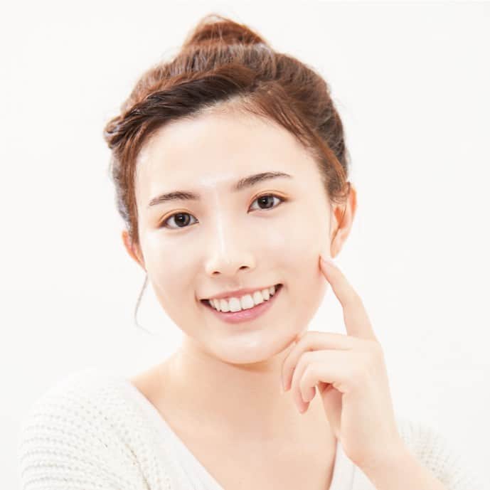 オルフェス（ALFACE+）のインスタグラム：「潤いに溢れた、ハリツヤのあるお肌に…✨  オルフェスのセンシティブマスクは、エッセンスがたっぷり、26ml！  着けた瞬間にぱぁっと広がる、みずみずしい心地よさ😌  ダメージを受けたお肌に優しく密着し、健やかな状態を保ちます🌿  センシティブマスクは2/15(月)発売です💡  #alface_mask #シートマスク #シートパック #マスクパック #保湿ケア #潤い #ハリツヤ #敏感肌スキンケア #敏感肌 #敏感肌コスメ #新発売」