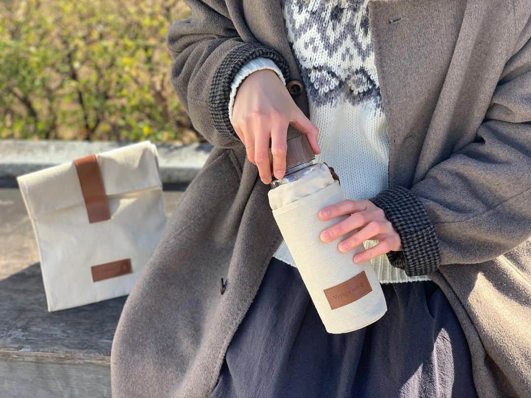 salut!のインスタグラム：「Voyage café  salut!の店内に稼働式キッチンカーのコーヒーショップ『Voyage café』がやってきた！ がコンセプトの限定アイテム達が入荷しました*.+ﾟ  手提げの紐がついたドリンクホルダーや、ランチバッグなどついつい集めたくなってしまうようアイテムばかり！  是非公式通販サイトからご覧くださいませ𓂃⚑  公式通販サイトは @salut_shop  トップページURLよりご確認くださいませ⋆*  ※店舗により在庫数が異なります。 ご来店の前にお近くの店舗までご確認くださいますようお願い致します。  #サリュ #salut #まいにちインテリア  #カフェ #カフェスタイル #カフェ女子 #カフェ散歩 #カフェ風インテリア #カフェ風  #プチプラ #プチプラ雑貨 #プチプラインテリア #プチプラ小物 #プチプラ通販  #インテリア雑貨 #インテリア小物 #インテリア  #ナチュラルな暮らし #ナチュラルインテリア #ナチュラルコーデ #ナチュラル　#smileispower_pal」