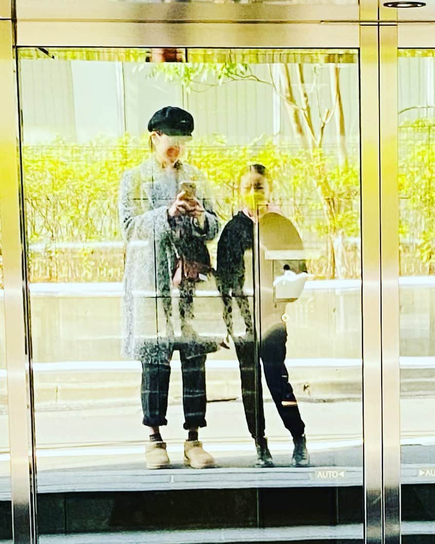 高岡早紀 さんのインスタグラム写真 - (高岡早紀 Instagram)「穏やかな昼下がり。 娘とお散歩。 ガラスに映る私たち。。」2月10日 14時52分 - saki_takaoka