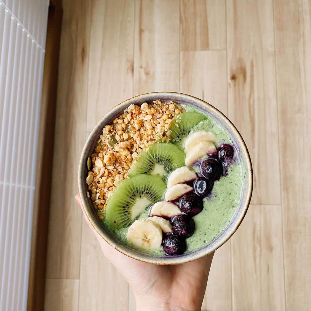 のインスタグラム：「便秘対策、健康管理のために スムージーボウルを初めて作ってみました🥝🫐🥣 (写真撮ってたらブルーベリー溶けちゃったり フルーツ埋もれちゃった🙄笑) ・ 【材料】 ✔︎小松菜1束 ✔︎バナナ1本 ✔︎キュウイ 半分 ✔︎豆乳  少なめ ✔︎青汁 ✔︎プロテイン ✔︎氷　2〜3個 (身体を冷やしたくないので少なめにしてます) 【トッピング】 ✔︎キュウイ　 ✔︎バナナ ✔︎ブルーベリー  ✔︎フルーツグラノーラ　 ・ トッピングの盛り付け極めていきたい🔥 レッド系とイエロー系も作ってみよ〜！ ・ #smoothiebowl#smoothiebowls #smoothie#homecafe#cafetime  #スムージーレシピ#スムージーボウル #スムージー#おうちカフェ#おうち時間 #便秘解消#美肌レシピ#健康ごはん #グラノーラ#グラノーラレシピ」