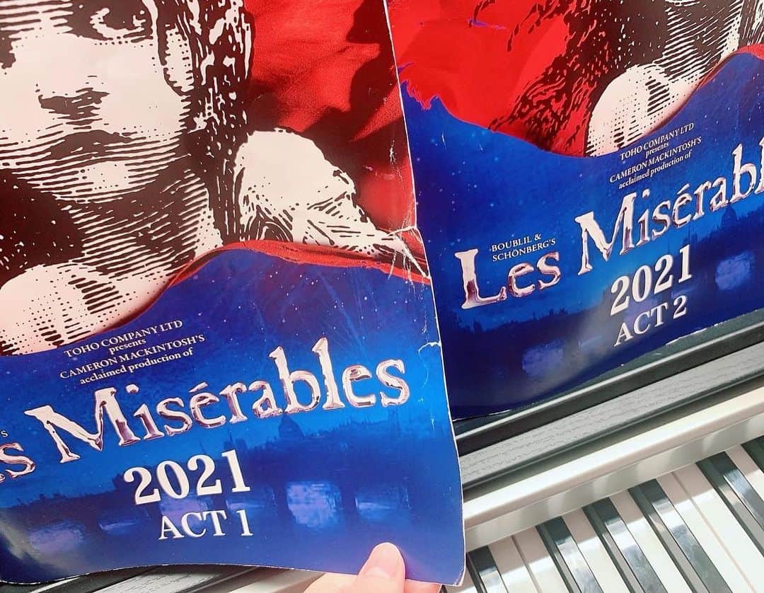 木南清香さんのインスタグラム写真 - (木南清香Instagram)「🇫🇷 ・ ・ Les Misérables 日々、歌稽古に励んでおります🇫🇷 ・ 力強く握りしめているのか、、 既に表紙がボロボロだ。 補強しよう。 ・ #🇫🇷 #LesMisérables #レミゼラブル」2月10日 14時55分 - kinami_sayaka