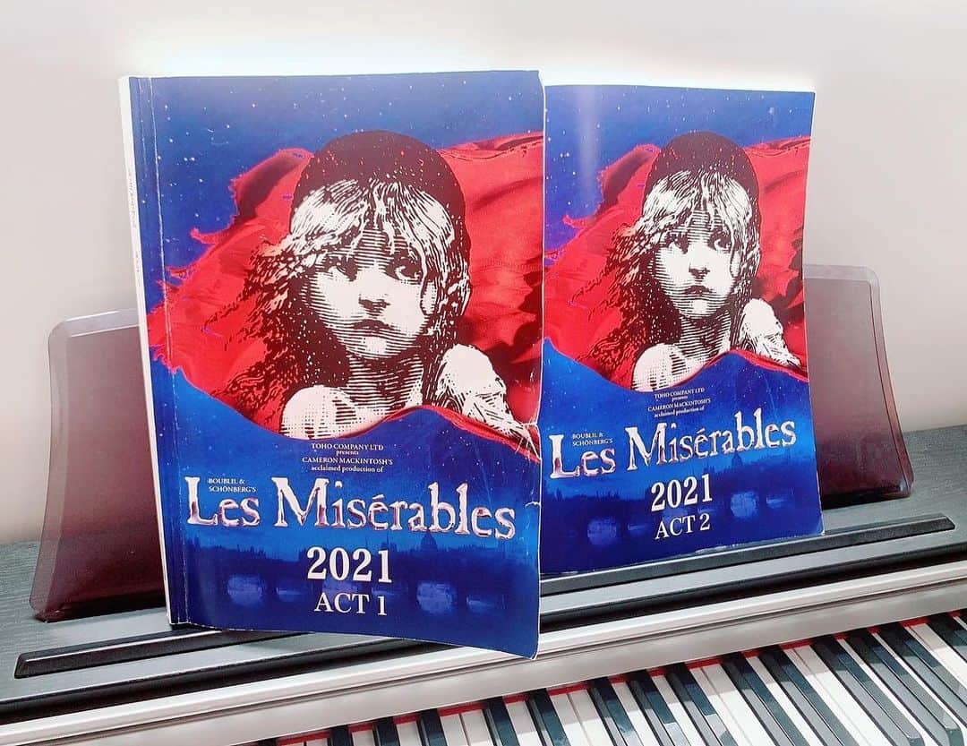 木南清香のインスタグラム：「🇫🇷 ・ ・ Les Misérables 日々、歌稽古に励んでおります🇫🇷 ・ 力強く握りしめているのか、、 既に表紙がボロボロだ。 補強しよう。 ・ #🇫🇷 #LesMisérables #レミゼラブル」