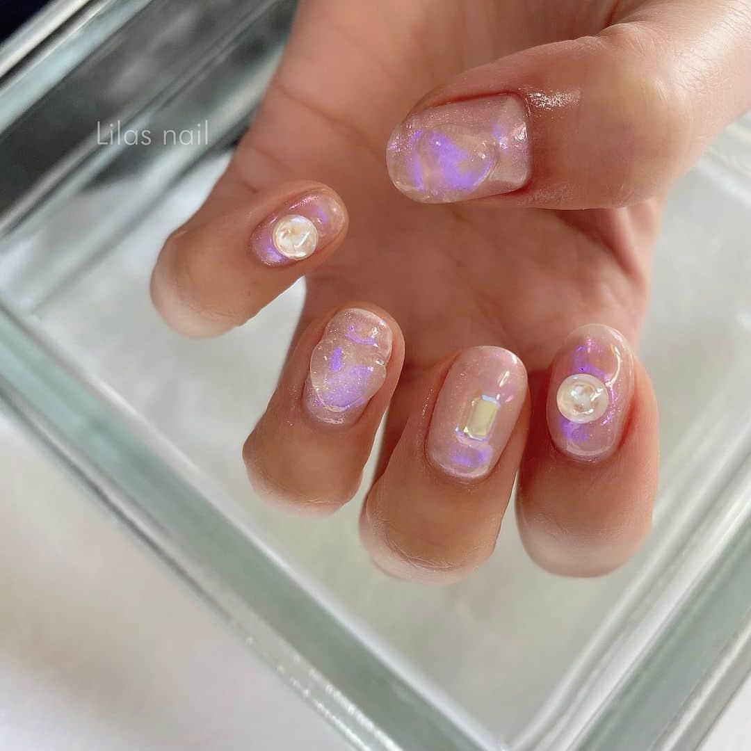 makoのインスタグラム：「* @yuca_814 ちゃんのオーロラオーダーでした☺️☁️💎 うるうるきらきら〜🪞 * *  #girlynail #ガーリーネイル #ミラーネイル #glitternail #젤네일 #젤네일아트 #젤네일전문 #フレンチガーリー  #오로라네일 #네일 #아트 #オーダーチップ #ブライダルネイル #auroranails #セルフネイル #네일스타그램 #네일아트　#스누피네일아트 #클리어 #左右非対称ネイル #ちょうちょネイル #うるうるネイル #ヴィンテージネイル #水滴ネイル #オーロラネイル #フレンチネイル #冬ネイル #クリアネイル #韓国ネイル﻿」